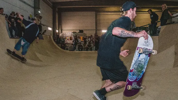 Skateurs sur une rampe de skate